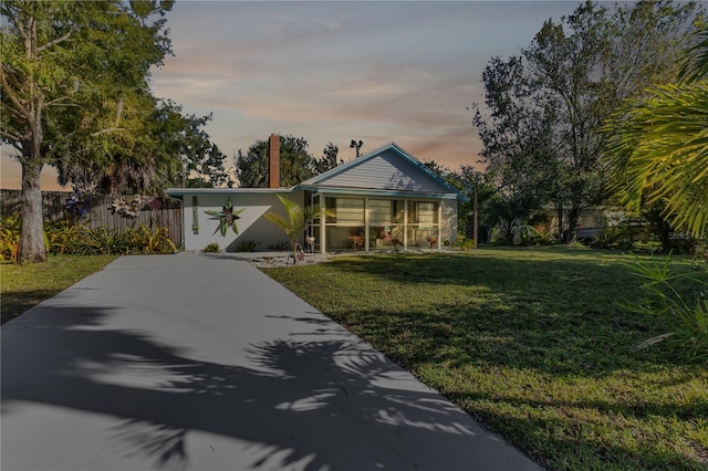 view of front of property featuring a yard