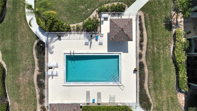 view of swimming pool with a lawn