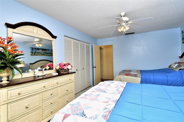 bedroom featuring a closet, a textured ceiling, and ceiling fan