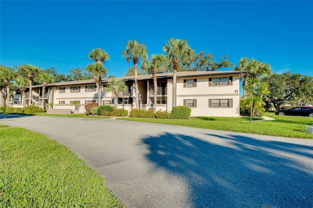 raised ranch featuring a front yard