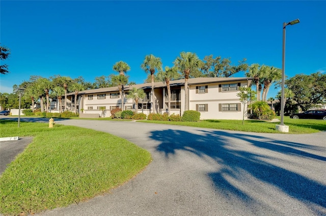 split foyer home with a front yard