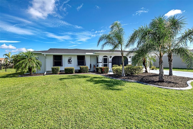 ranch-style home featuring a front lawn