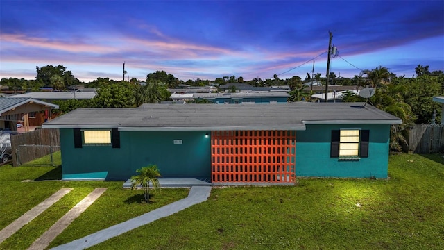 view of front of home featuring a lawn