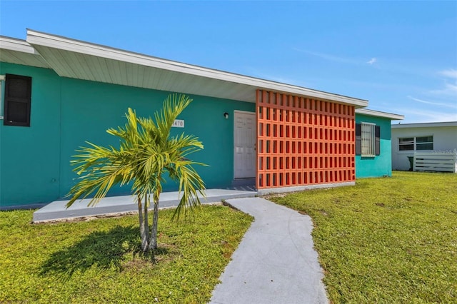 view of front of property featuring a front lawn