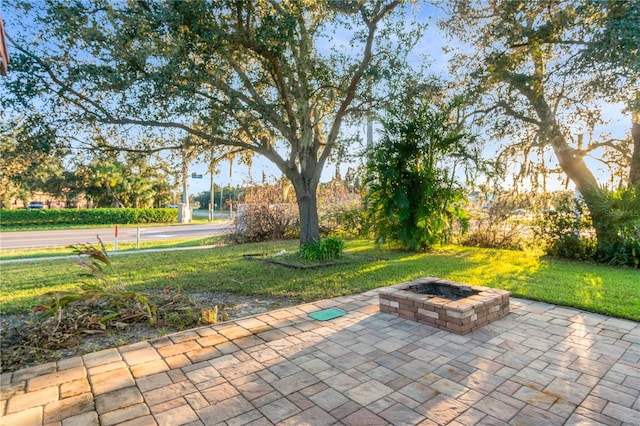 view of patio with an outdoor fire pit