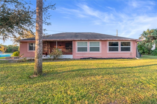 ranch-style house featuring a front yard