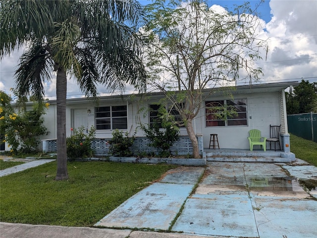 view of front of house featuring a front yard