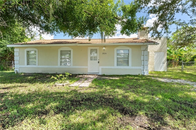 ranch-style home featuring a front lawn