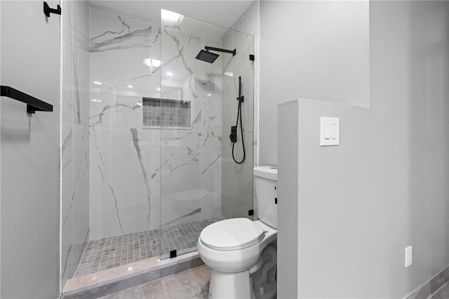 bathroom with tiled shower, tile patterned floors, and toilet