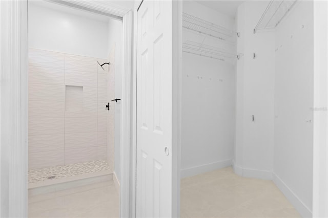 bathroom featuring a tile shower