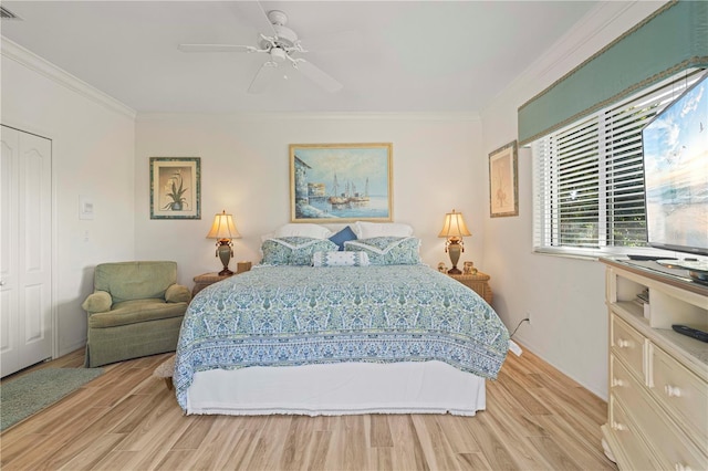 bedroom featuring a closet, crown molding, light wood-type flooring, and ceiling fan