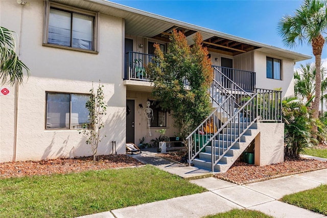 view of front of home featuring a balcony