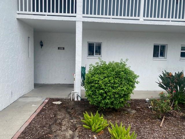 property entrance featuring a balcony