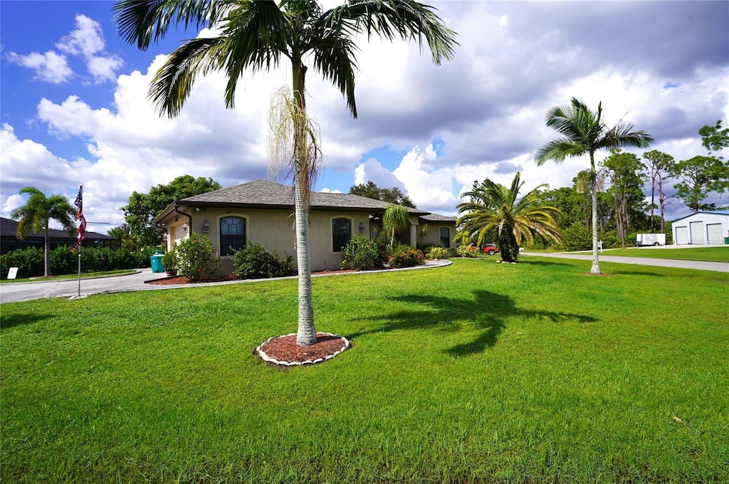 view of front facade featuring a front lawn