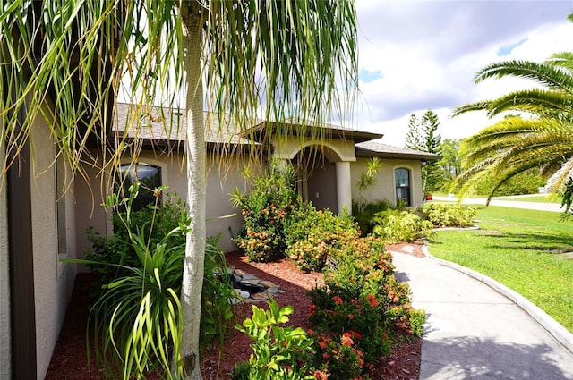 view of front of home featuring a front lawn