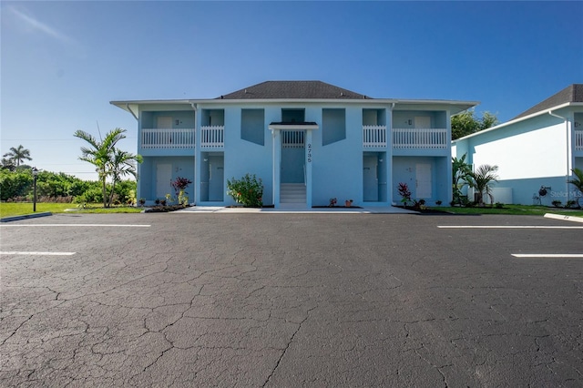 view of front of property featuring a balcony