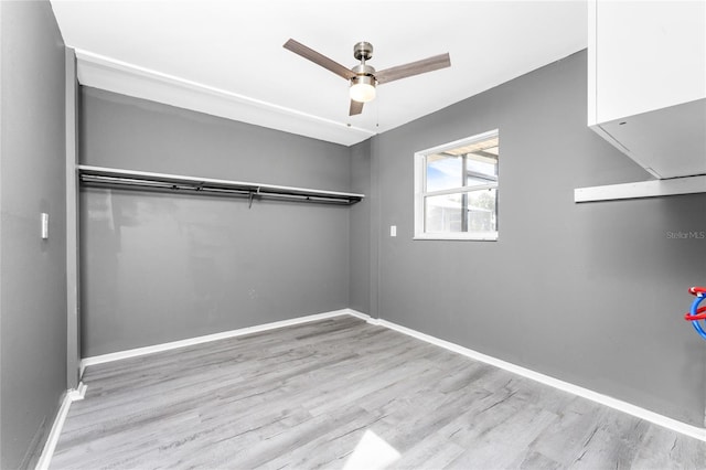 walk in closet featuring light hardwood / wood-style floors and ceiling fan