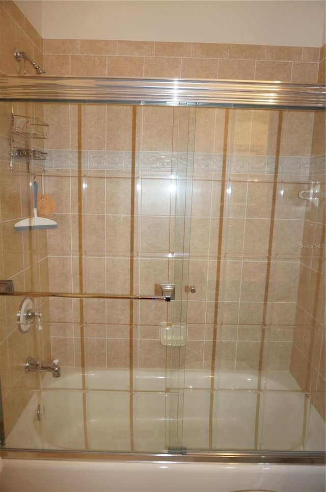 bathroom with enclosed tub / shower combo