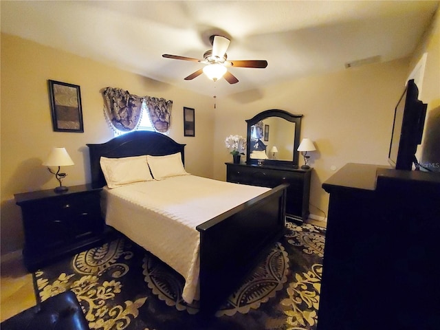 bedroom with ceiling fan