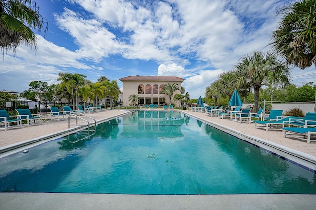 view of swimming pool featuring a patio