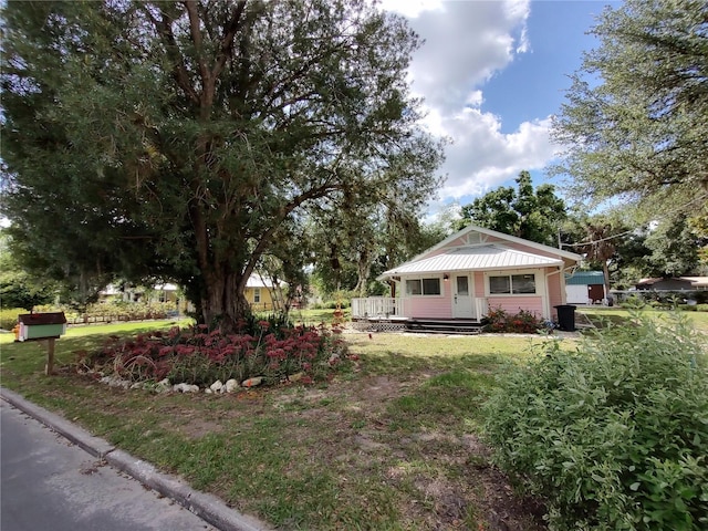 view of front of house featuring a front yard