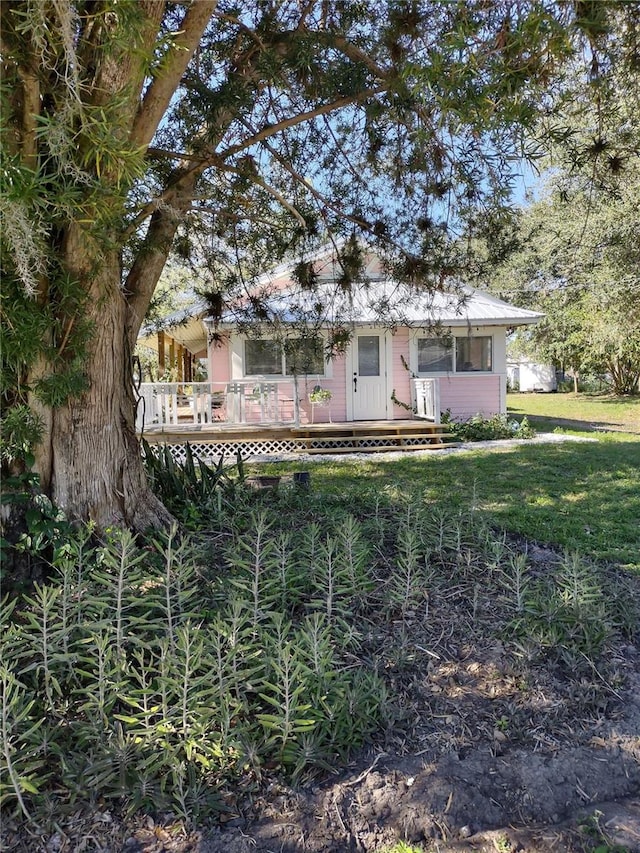 view of front of house with a front yard