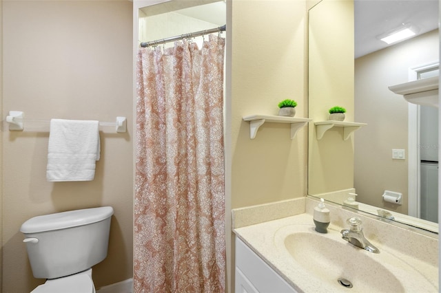 bathroom featuring a shower with curtain, vanity, and toilet