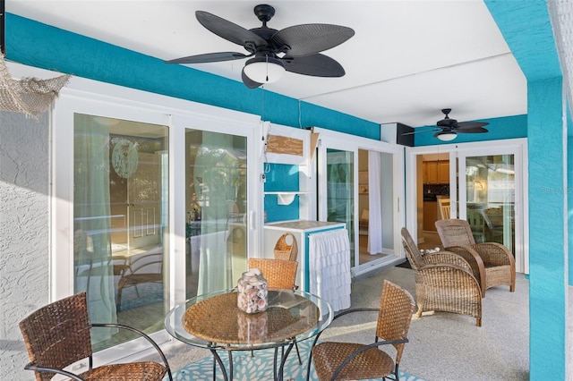 sunroom with ceiling fan