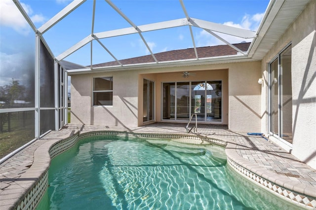 view of swimming pool with a lanai, ceiling fan, and a patio area