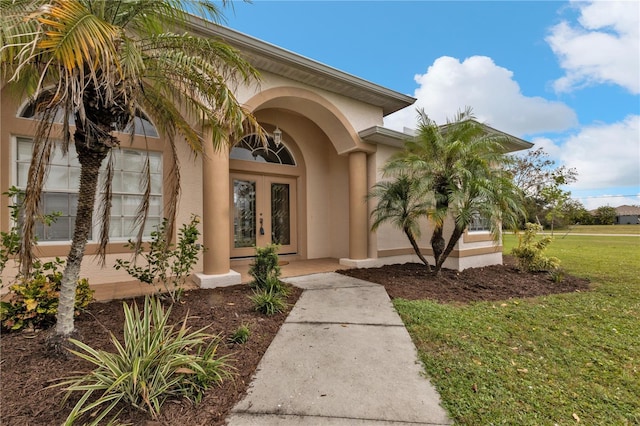 property entrance featuring a lawn