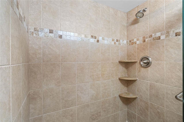 bathroom featuring a tile shower