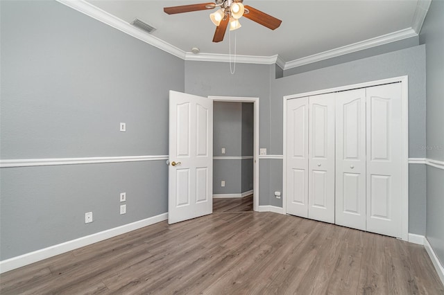 unfurnished bedroom with a closet, ceiling fan, ornamental molding, and hardwood / wood-style floors