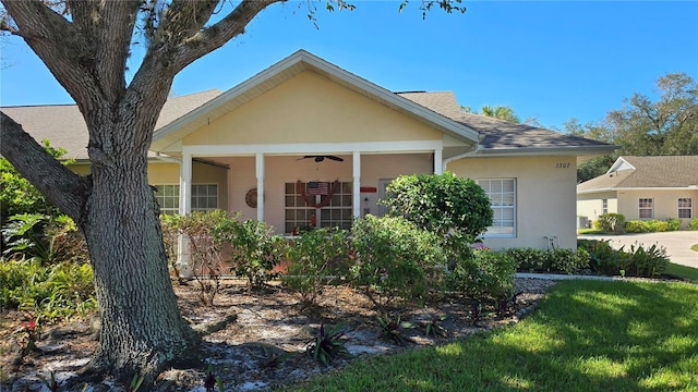 view of front facade featuring a front yard and ceiling fan