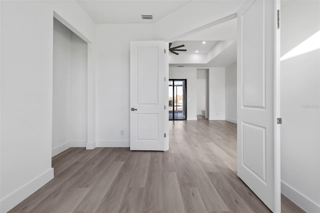 empty room featuring light hardwood / wood-style floors and ceiling fan