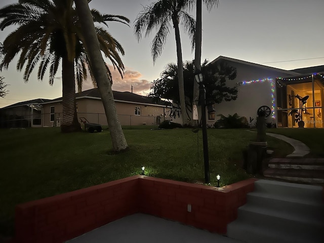 view of yard at dusk