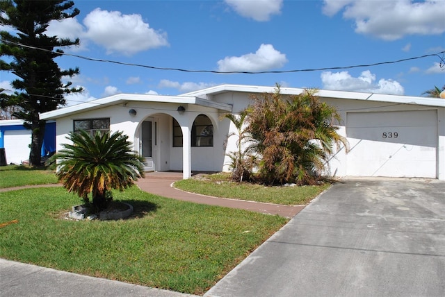 view of front of home featuring a front yard and a garage