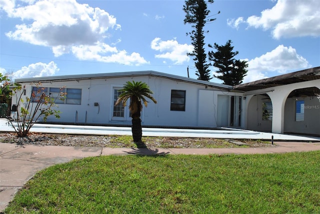 view of front of home with a front lawn