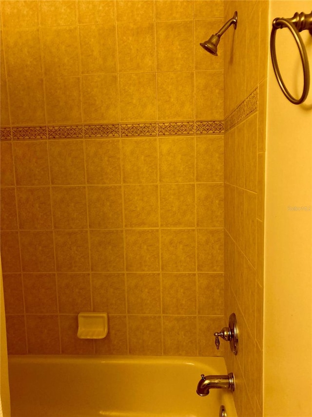 room details with tiled shower / bath combo