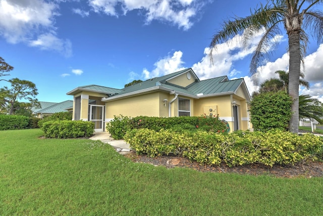 view of front of property with a front yard