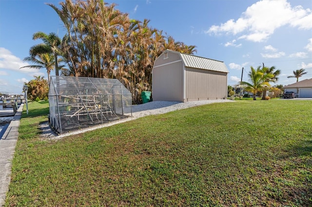 view of yard featuring a shed