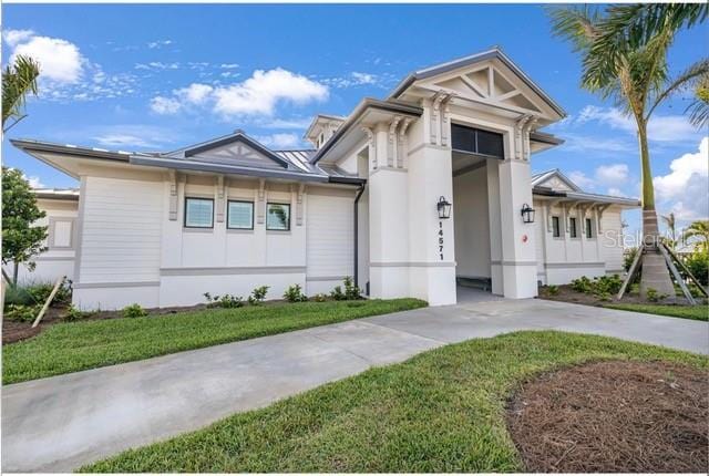 view of front of property with a front yard