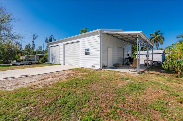 garage featuring a lawn