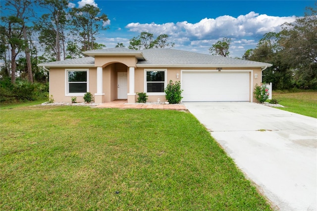 view of front of property featuring a front yard and a garage