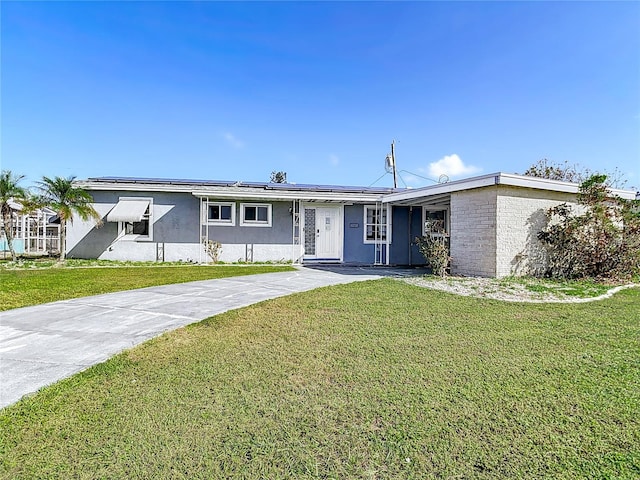 single story home with a front lawn