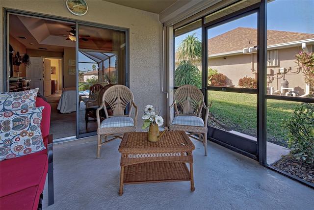 sunroom with ceiling fan