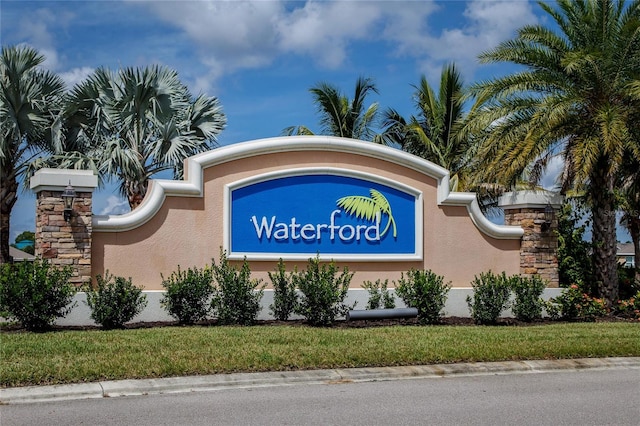 community sign with a lawn