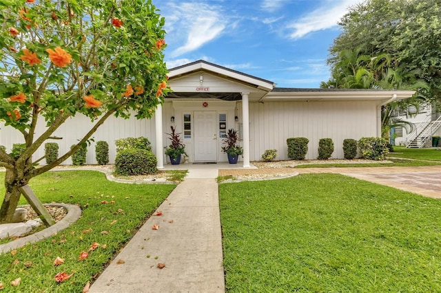 view of front of home with a front lawn