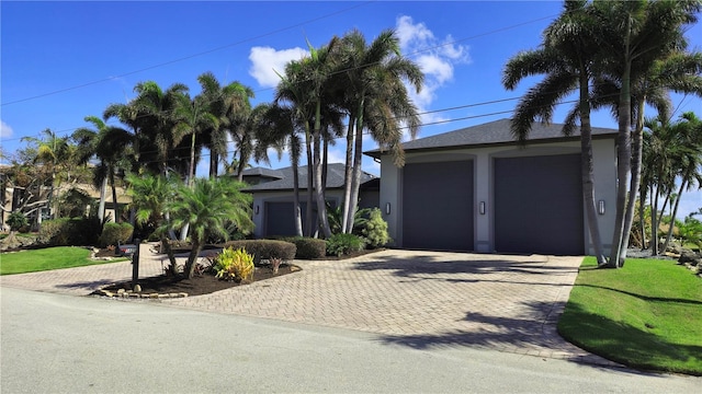 view of front of house featuring a front yard