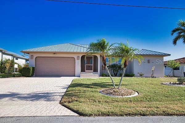 view of front facade featuring a front lawn and a garage