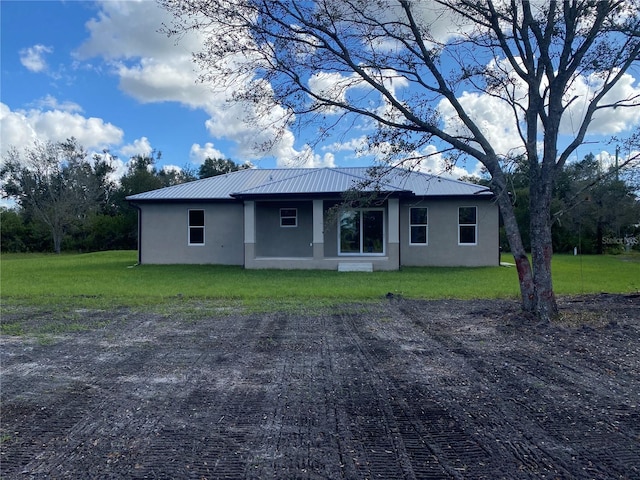 view of front of house featuring a front lawn